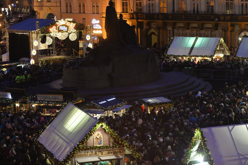 Na Staroměstském náměstí se v sobotu v 16:30 slavnostně rozsvítil vánoční stromek. Vánoce oficiálně začaly!