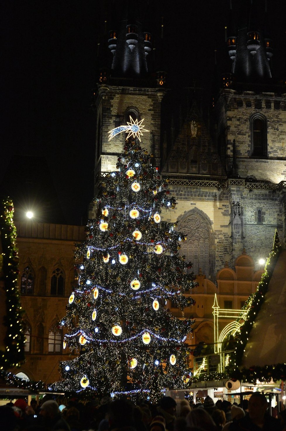 Nový vánoční strom se v sobotu rozsvítil na Staroměstském náměstí.