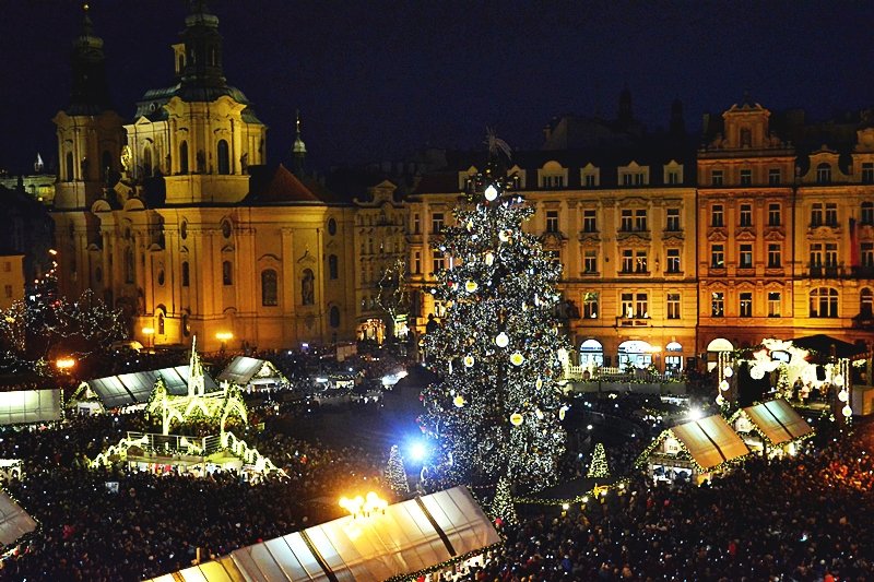 Na Staroměstském náměstí se v sobotu slavnostně rozsvítil vánoční stromeček.