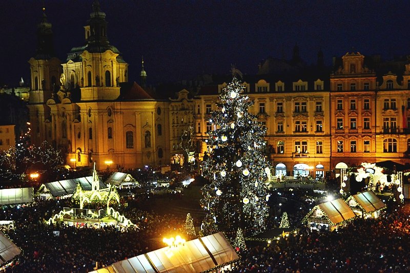 Na Staroměstském náměstí se v sobotu slavnostně rozsvítil vánoční stromeček.