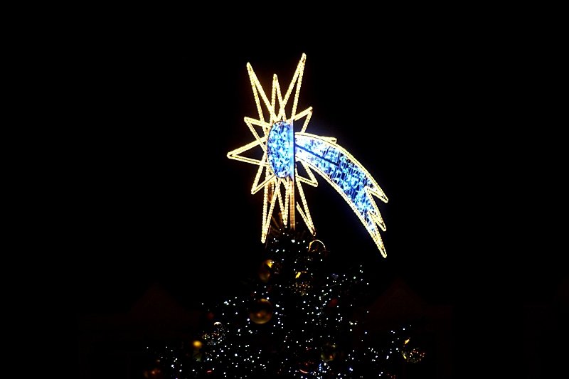 Kometa na špičce vánočního stromku na Staroměstském náměstí.