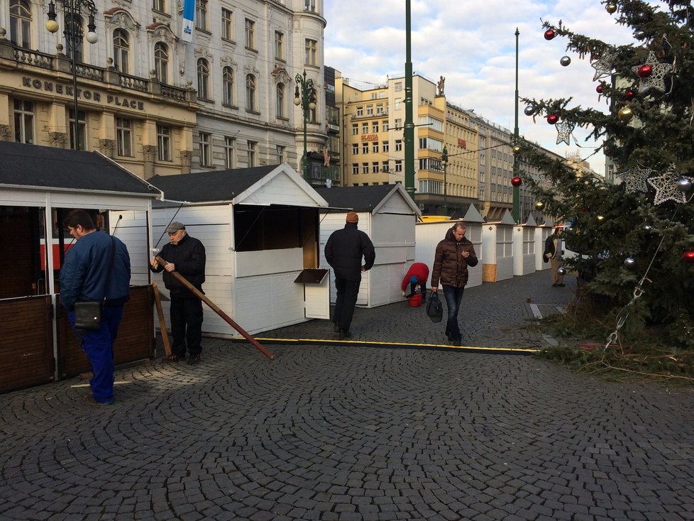 Vánoční trhy na náměstí Republiky čekají dokončovací práce.