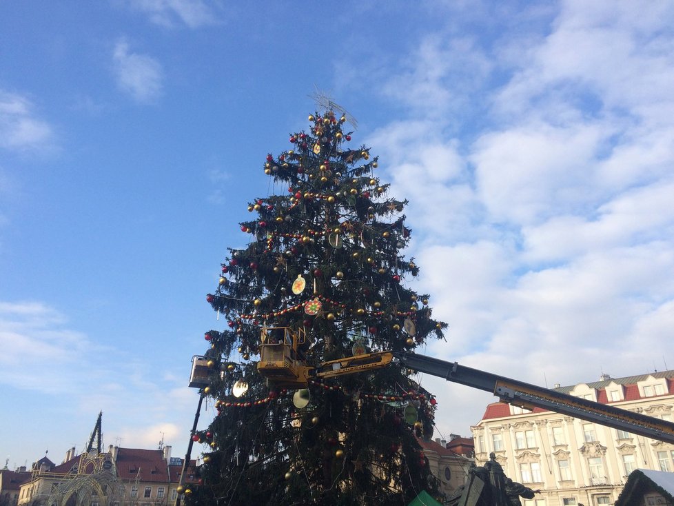 V pátek ráno probíhaly poslední úpravy vánočního stromu na Staroměstském náměstí.