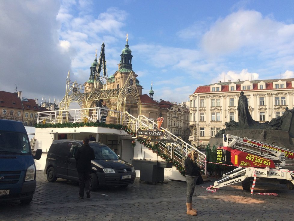 Práce na vánočních trzích na Staroměstském  náměstí jsou v plném proudu, aby se mohly 2. prosince otevřít veřejnosti.