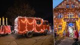 Nadšenci ze Středokluk: Auto ozdobili 7 000 světly a rozvážejí veselé Vánoce, mají i kouzelný betlém