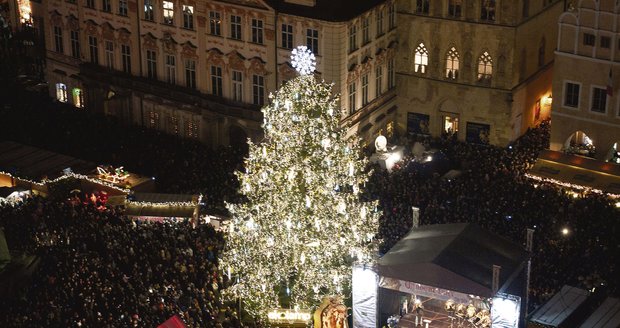 V mnoha městech republiky se o tomto víkendu rozsvítí vánoční strom. Advent začíná v neděli.