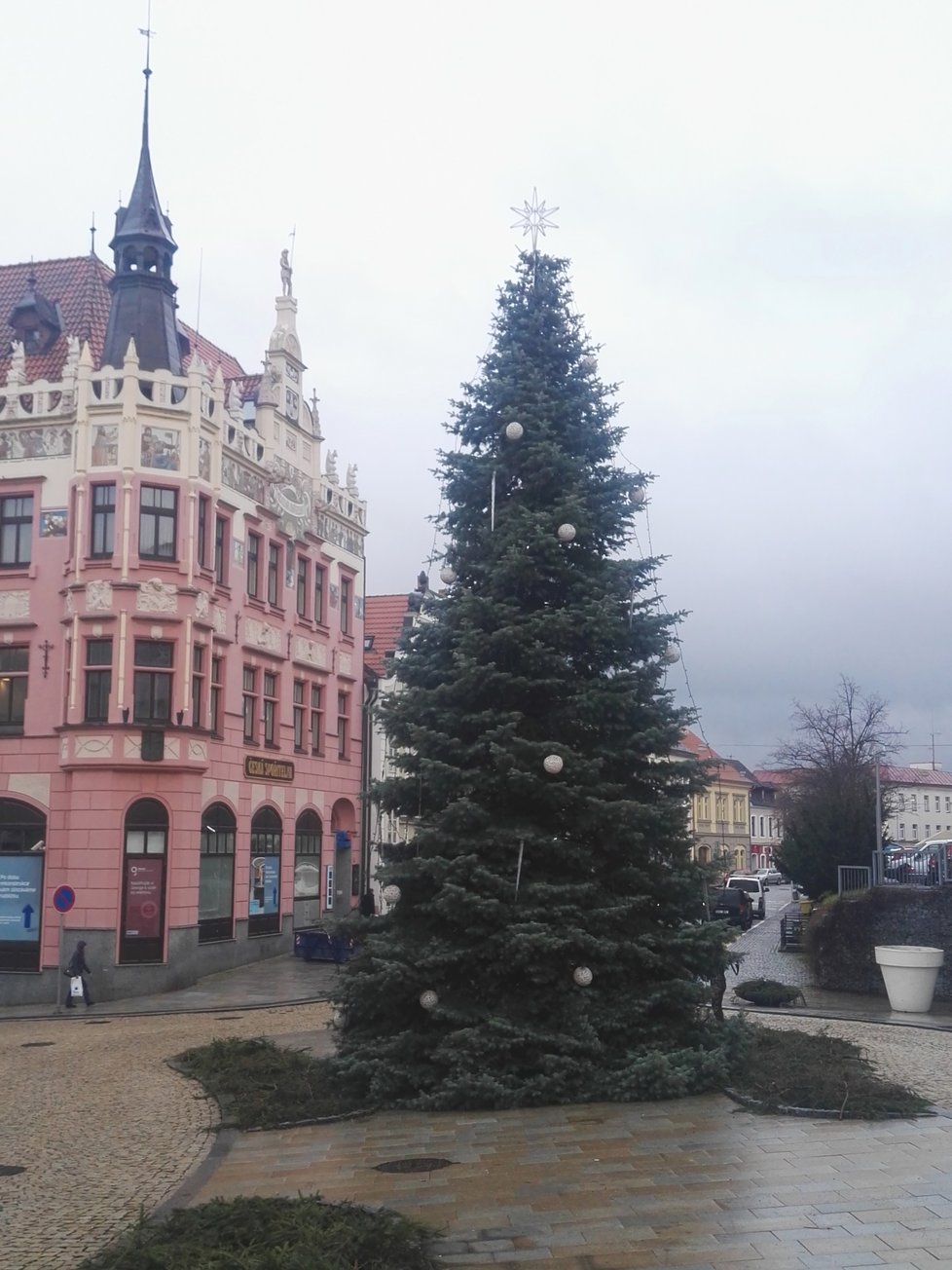 Vánoční strom na Velkém náměstí sklízí obdiv.