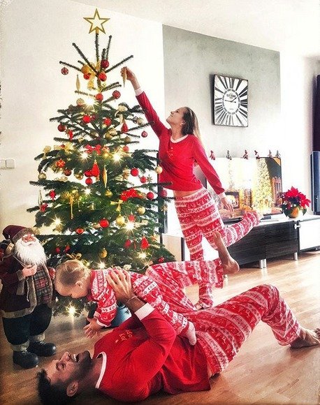Michael Foret s rodinou u vánočního stromku