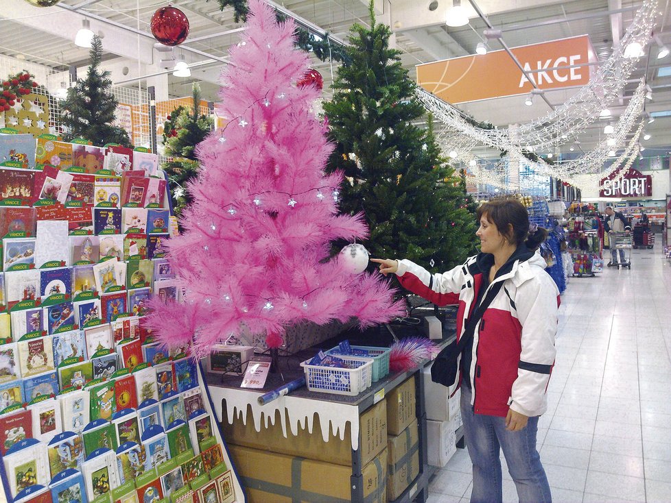 Vrchol nevkusu – růžový vánoční stromek vzbuzuje rozpačité úsměvy