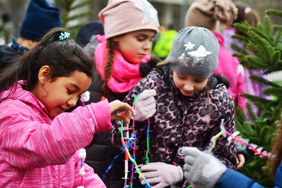 Děti zdobily vánoční stromečky na náměstí Míru.