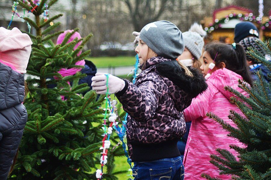 Děti zdobily vánoční stromečky na náměstí Míru.