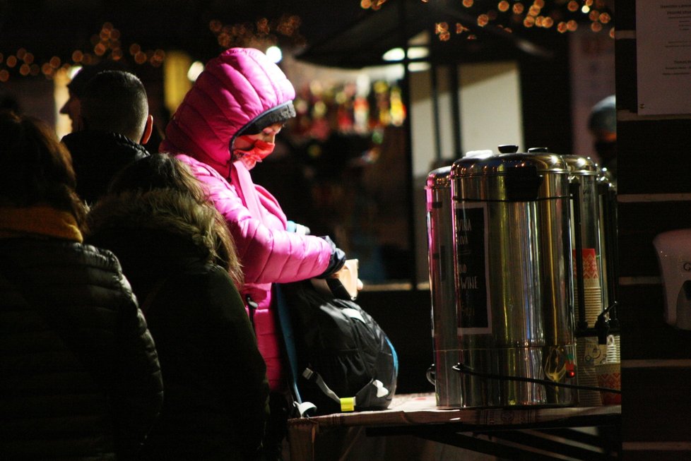 Vláda od 9. prosince opět zakázala pití alkoholu na veřejnosti, tradiční vánoční svařák si lidé budou moci vychutnat jen v nealko variantě.