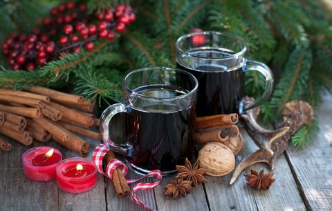 Punč, grog nebo svařák: Kde se v Česku vzala tradice oblíbených vánočních nápojů?