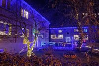 Společné vánoce sousedů v Prostřední Suché: Rozvěsili kilometr světel!