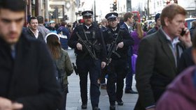 Ve Velké Británii zase policisté hlídkují – například na nákupní třídě Oxford Street.