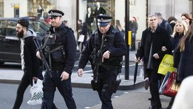 Ve Velké Británii zase policisté hlídkují – například na nákupní třídě Oxford Street.