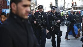Ve Velké Británii zase policisté hlídkují například na nákupní třídě Oxford street.