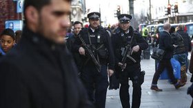 Ve Velké Británii zase policisté hlídkují – například na nákupní třídě Oxford Street.