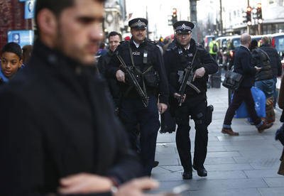 Ve Velké Británii zase policisté hlídkují – například na nákupní třídě Oxford Street.