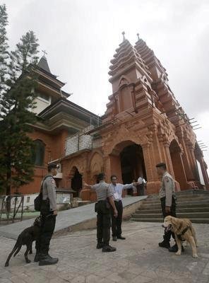 Indonésie nechává hlídat kostely v Jakartě. Nedávno bylo zatčeno několik podezřelých z plánování útoků, které měly proběhnout během Vánoc.