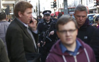 Ve Velké Británii zase policisté hlídkují například na nákupní třídě Oxford street.