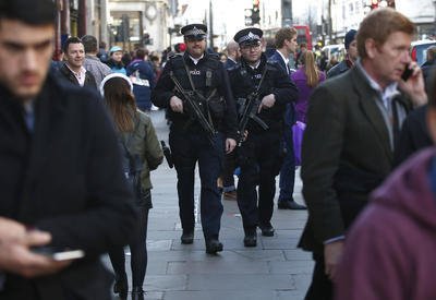 Ve Velké Británii zase policisté hlídkují například na nákupní třídě Oxford street.