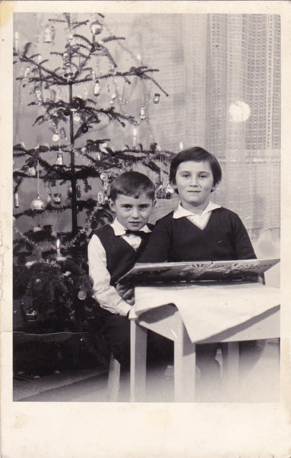 1965: Můj tatínek se svou starší sestrou Jitkou. Dostali krásnou knihu o zvířátkách