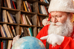 Santa Claus hledá cíl na zeměkouli.