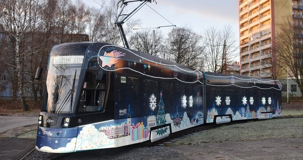 Do ulic Ostravy už vyrazila vánoční tramvaj.