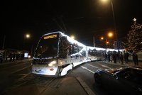 Vánoční flotila MHD vyjede do pražských ulic: Na jakých tratích svezou ozdobené tramvaje a autobusy cestující?