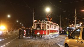 Vánoční tramvaje a autobusy vyrazily v Praze do ulic. (26. listopad 2022)