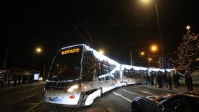 Vánoční flotila MHD vyjede do pražských ulic: Na jakých tratích svezou ozdobené tramvaje a autobusy cestující?