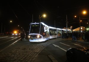 Vánoční tramvaje a autobusy vyrazily v Praze do ulic. (26. listopad 2022)