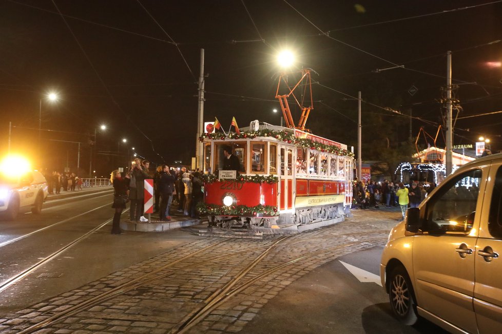 Vánoční tramvaje a autobusy vyrazily v Praze do ulic. (26. listopad 2022)