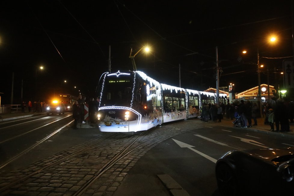 Vánoční tramvaje a autobusy vyrazily v Praze do ulic. (26. listopad 2022)