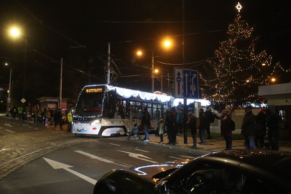 Vánoční tramvaje a autobusy vyrazily v Praze do ulic. (26. listopad 2022)