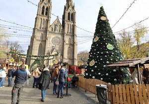 Vánoční trhy v Praze na Náměstí Míru.