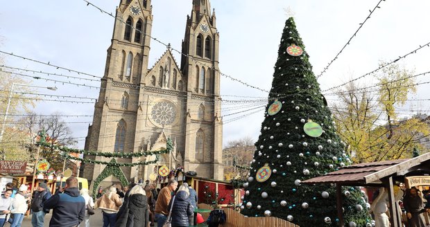Trhy na náměstích velkých měst přinesly do Česka sváteční čas: Drahá vánoční atmosféra! V Brně bramborák za 230 Kč
