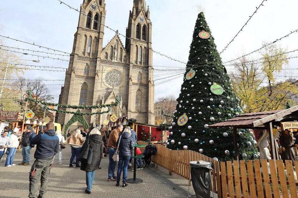 Vánoční trhy v Praze na Náměstí Míru.