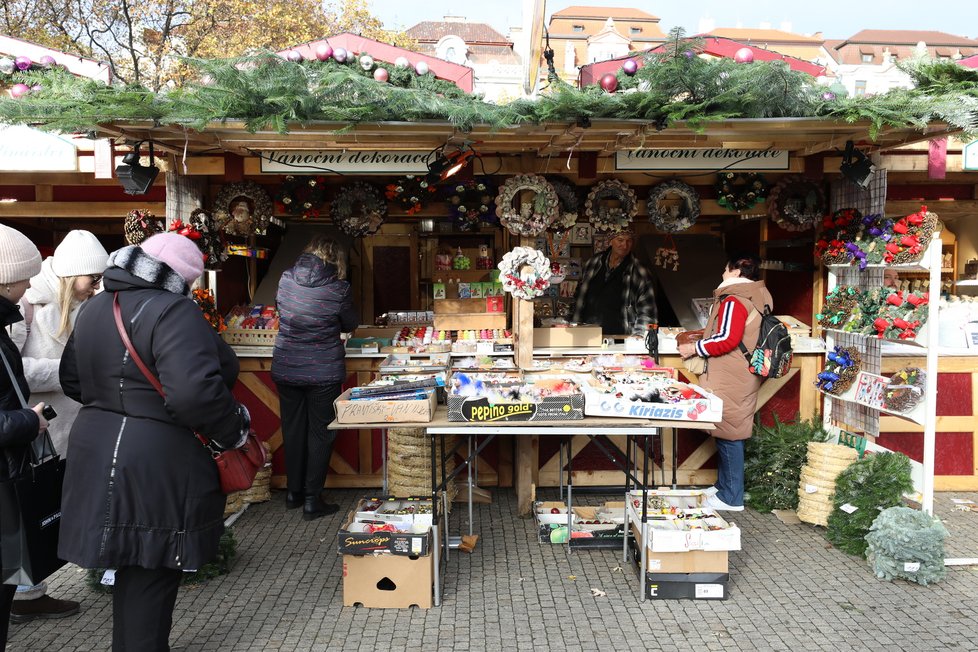 Vánoční trhy v Praze na Náměstí Míru. 