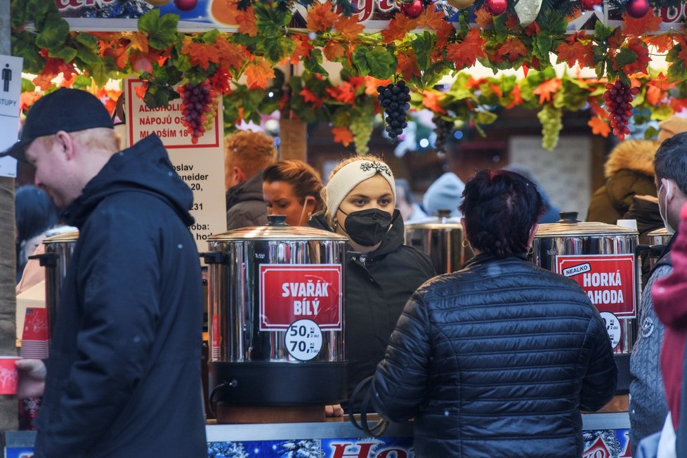Vánočních trhy na náměstí Republiky v Plzni skončí také v pátek úderem 18. hodiny.