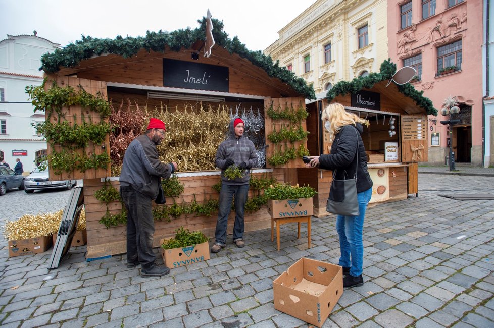 Opuštěné trhy Vánoční trhy na Pernštýnském náměstí v Pardubicích.