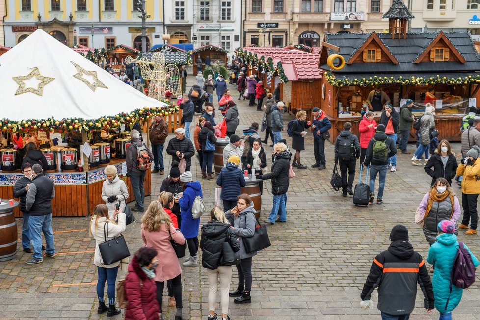 Vánočních trhy na náměstí Republiky v Plzni skončí také v pátek úderem 18. hodiny.