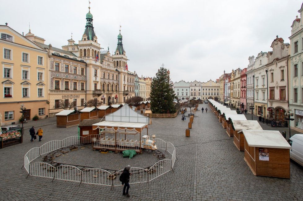 Opuštěné trhy Vánoční trhy na Pernštýnském náměstí v Pardubicích