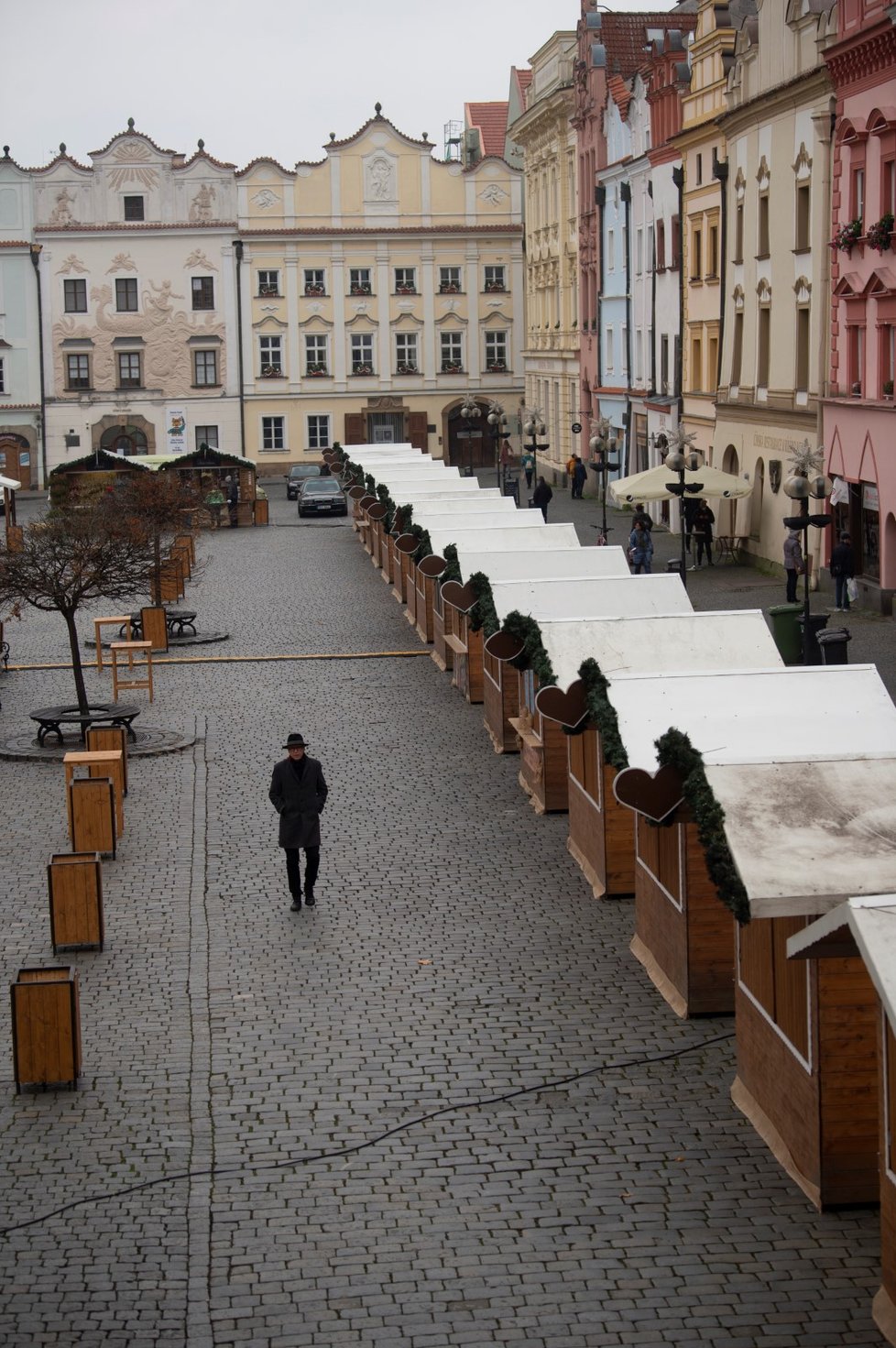Opuštěné trhy Vánoční trhy na Pernštýnském náměstí v Pardubicích.