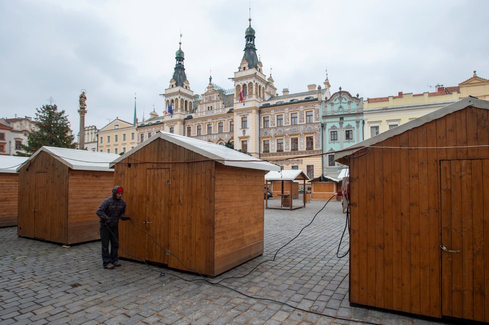 Opuštěné trhy Vánoční trhy na Pernštýnském náměstí v Pardubicích