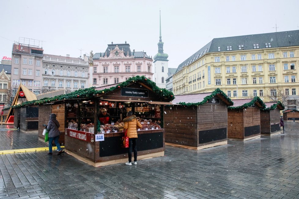 Na brněnském náměstí Svobody začaly v pátek vánoční trhy a v pátek v 18 hodin také skončí.