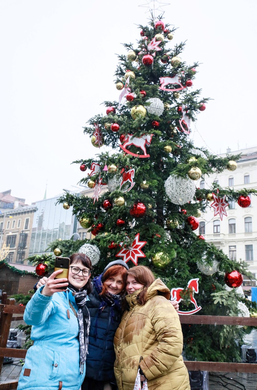 Vánoční strom na náměstí Svobody v Brně se rozzářil &#34;potají&#34; v pátek dopoledne.