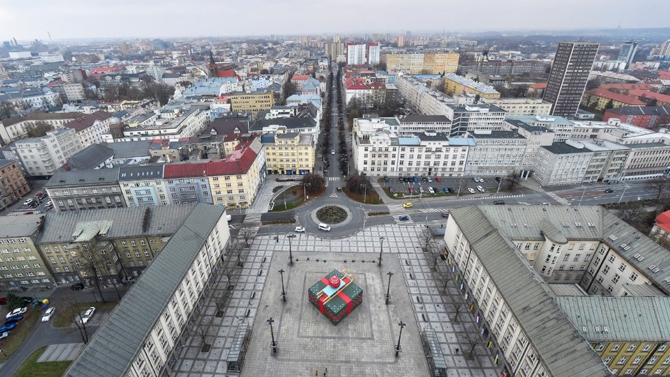 Vánoční výzdoba na Prokešově náměstí před budovou Nové radnice v Ostravě