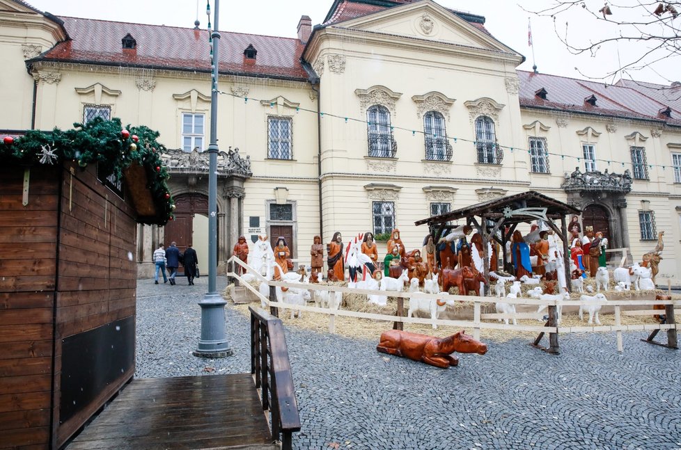 Na Dominikánském náměstí v Brně zůstal jen tradiční Halouzkův betlém, stánky ani neotevřely.